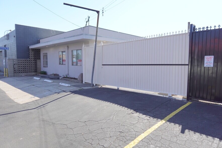 7301 Deering Ave, Canoga Park, CA à louer - Photo de l’immeuble – Image 2 sur 16