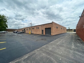 76-92 N Lively Blvd, Elk Grove Village, IL à louer Photo de l’immeuble– Image 2 sur 4