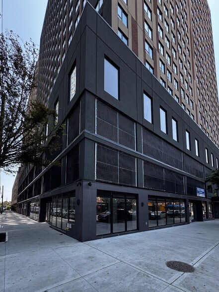 94-15 Sutphin Blvd, Jamaica, NY à louer - Photo de l’immeuble – Image 3 sur 5