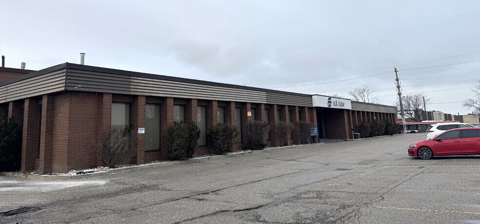 266 Humberline Dr, Toronto, ON à louer - Photo de l’immeuble – Image 3 sur 3