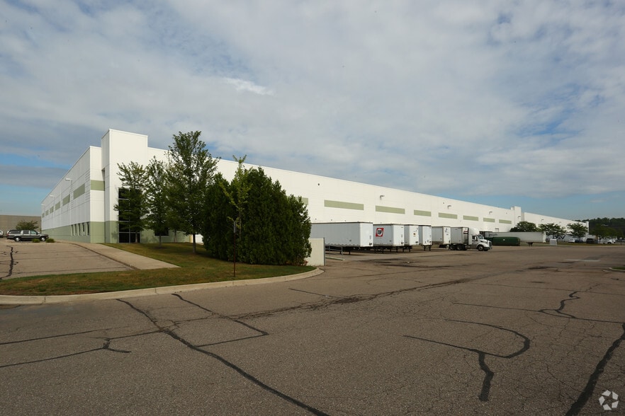 27651 Hildebrandt Rd, Romulus, MI à louer - Photo de l’immeuble – Image 3 sur 4