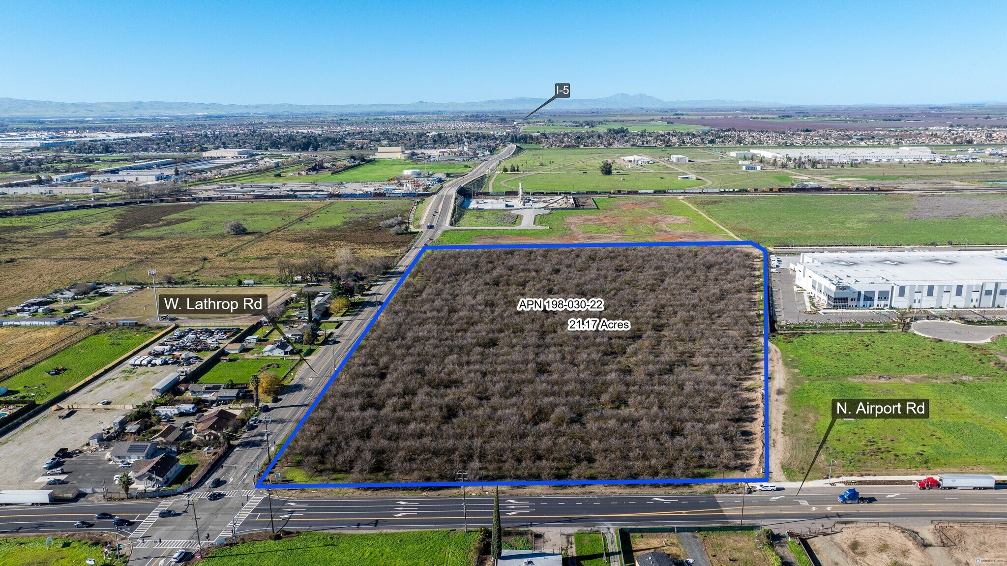 2105 Airport Way, Manteca, CA à vendre Photo principale– Image 1 sur 16