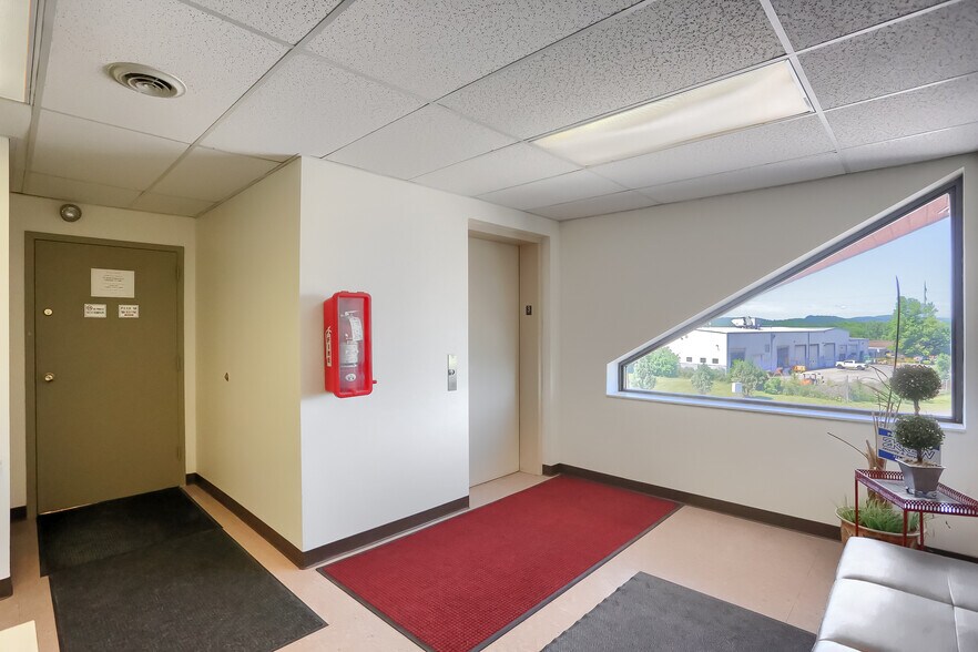 301 Smith Dr, Cranberry Township, PA à vendre - Photo de l’immeuble – Image 2 sur 41