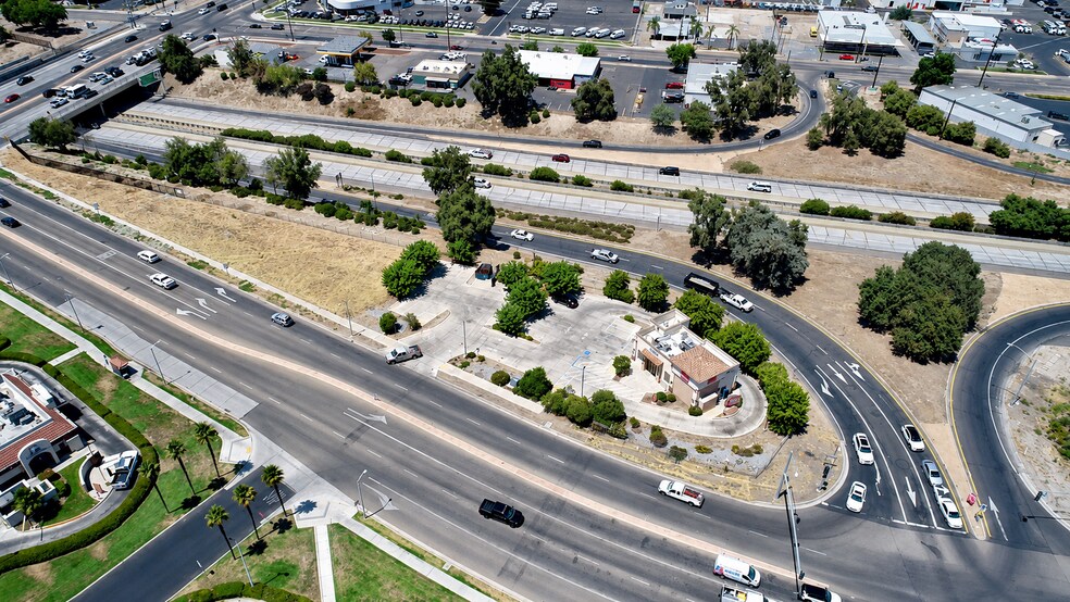 1400 E Noble Ave, Visalia, CA à vendre - Photo de l’immeuble – Image 2 sur 22