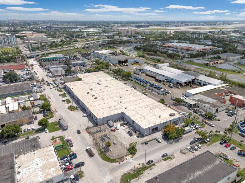 4201-4250 NW 37th Ct, Miami, FL à louer - Photo de l’immeuble – Image 3 sur 9