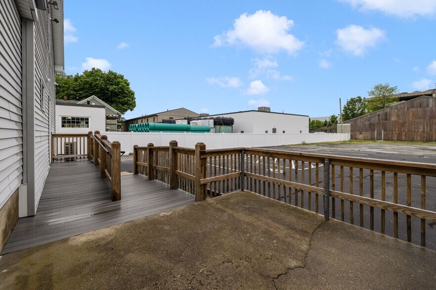 84-86 Kilvert St, Warwick, RI à vendre - Photo de l’immeuble – Image 3 sur 10