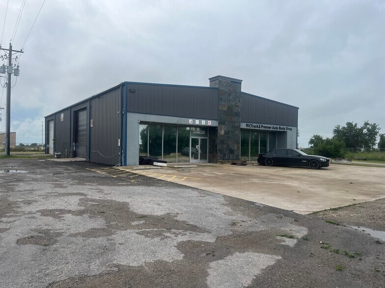 Vanguard Warehouse Complex - 8480 IH-35 portefeuille de 6 biens à vendre sur LoopNet.fr - Photo de l’immeuble – Image 1 sur 17