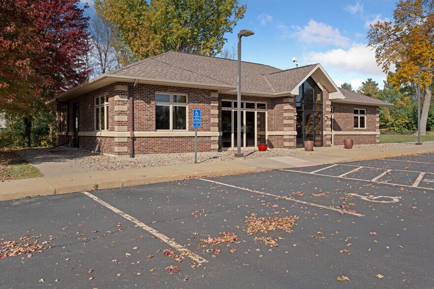 225 Cedardale Dr SE, Owatonna, MN à vendre - Photo de l’immeuble – Image 3 sur 38