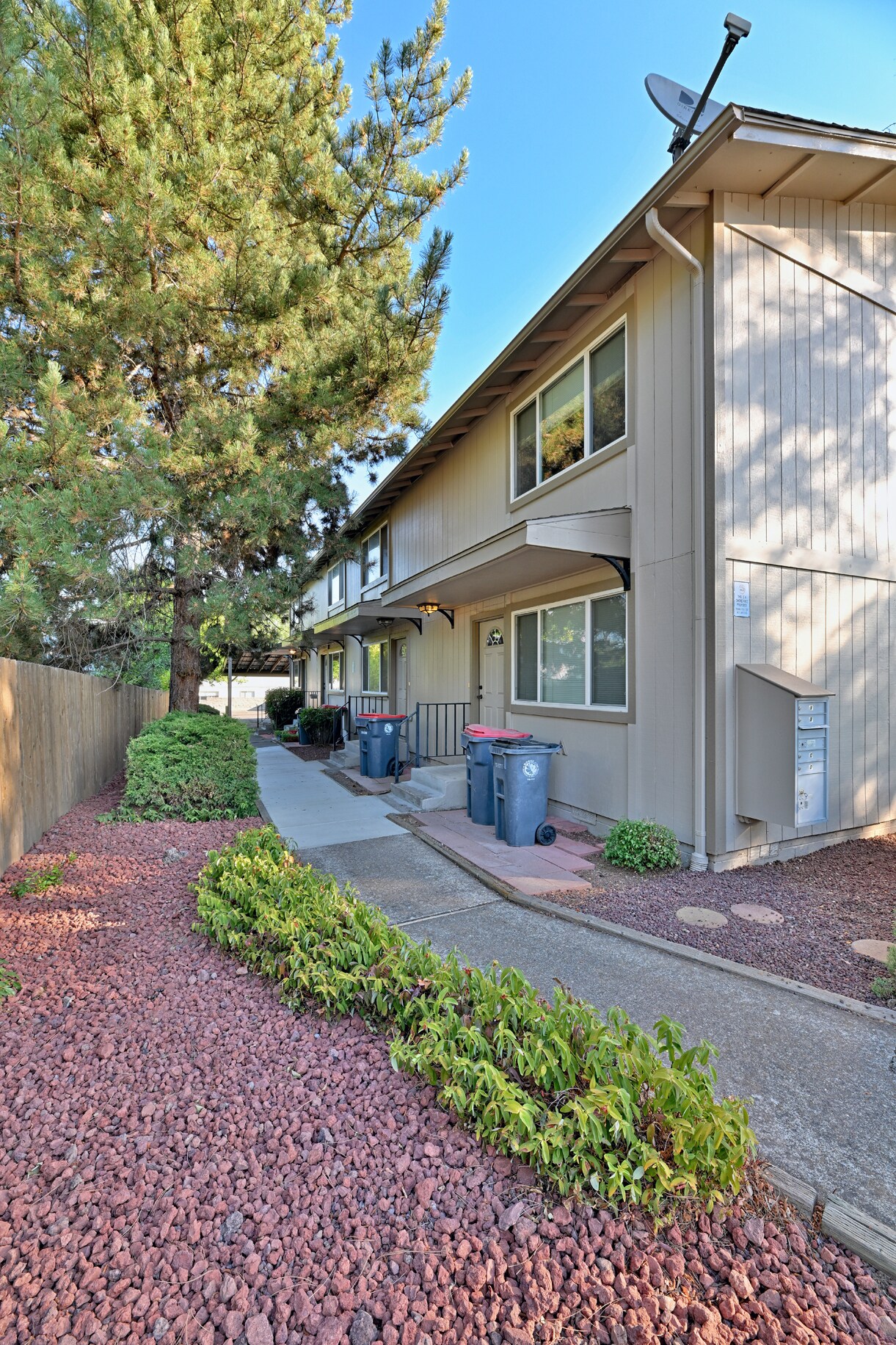 437 Ash St, Central Point, OR à vendre Photo principale– Image 1 sur 32