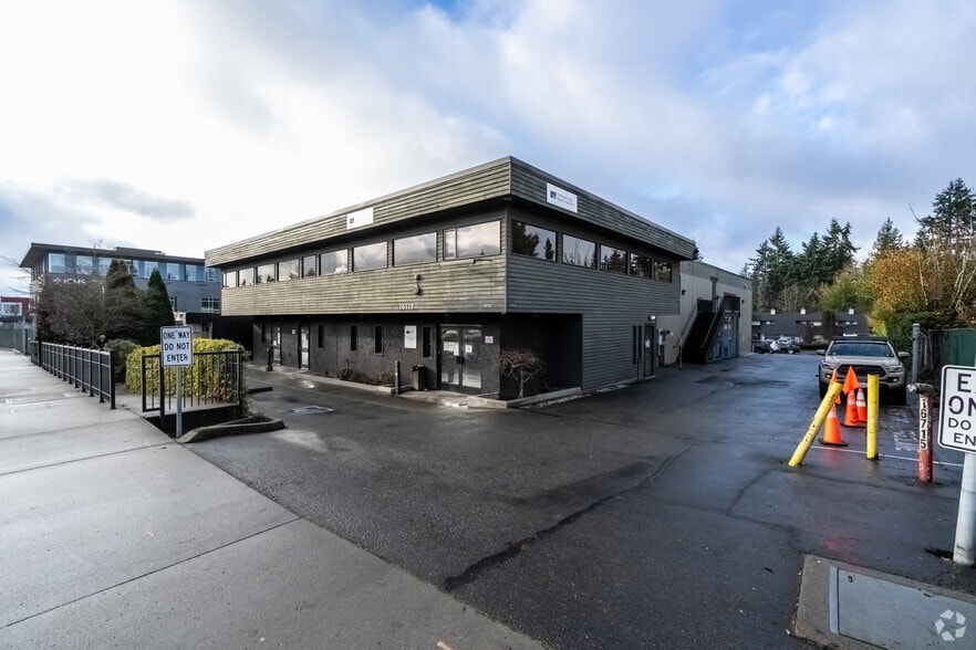 16715 Aurora Ave N, Shoreline, WA à louer - Photo principale – Image 1 sur 11