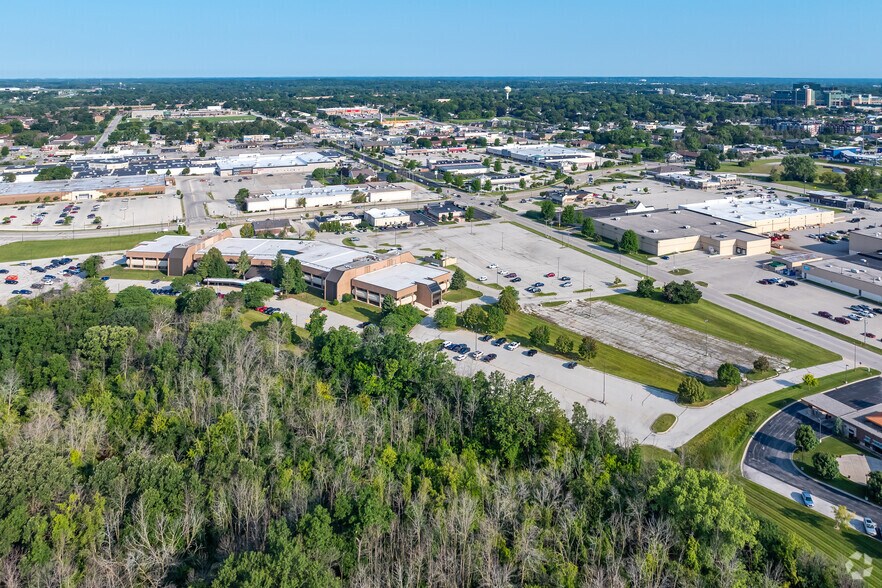 700 Pilgrim Way, Green Bay, WI à vendre - Photo de l’immeuble – Image 2 sur 27