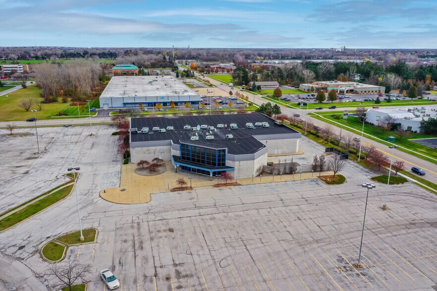 4511 Fashion Square Blvd, Saginaw, MI à louer - Photo de l’immeuble – Image 2 sur 6
