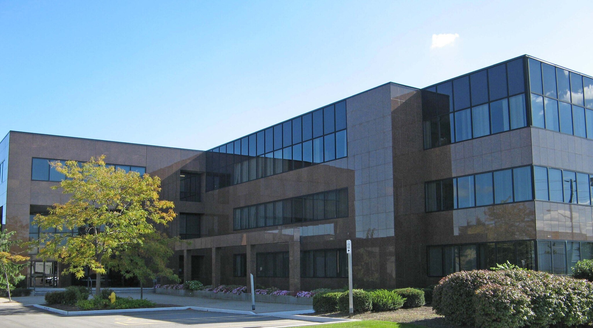 1 Kenview Blvd, Brampton, ON à louer Photo de l’immeuble– Image 1 sur 4