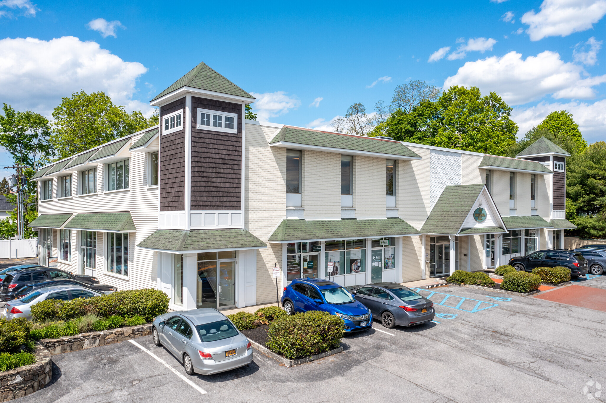695 Dutchess, Poughkeepsie, NY à louer Photo principale– Image 1 sur 7
