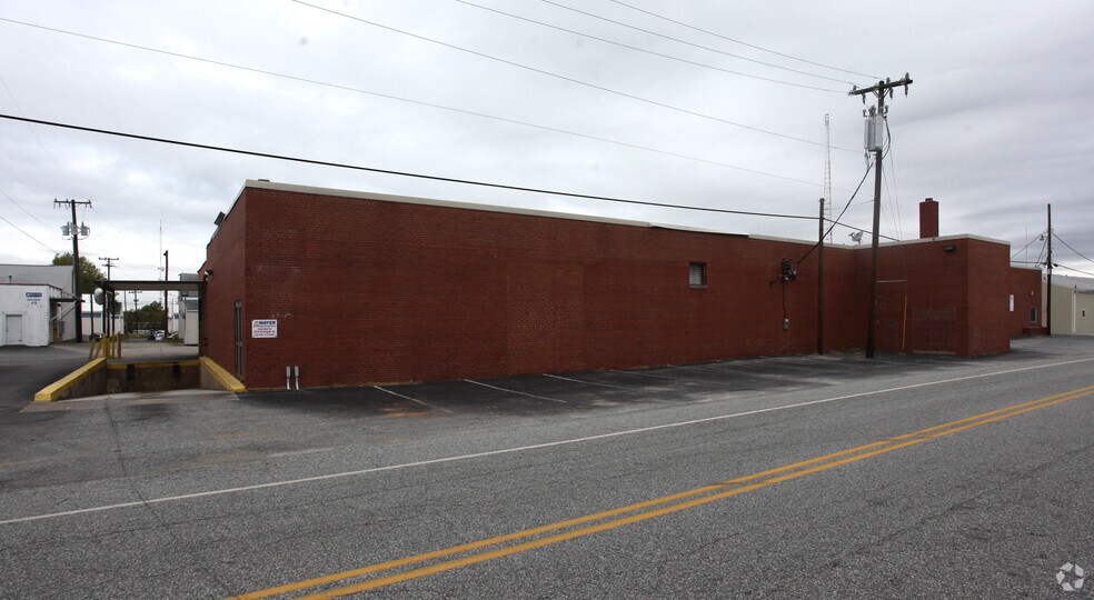 863 N Raleigh St, Greensboro, NC à louer - Photo de l’immeuble – Image 2 sur 5