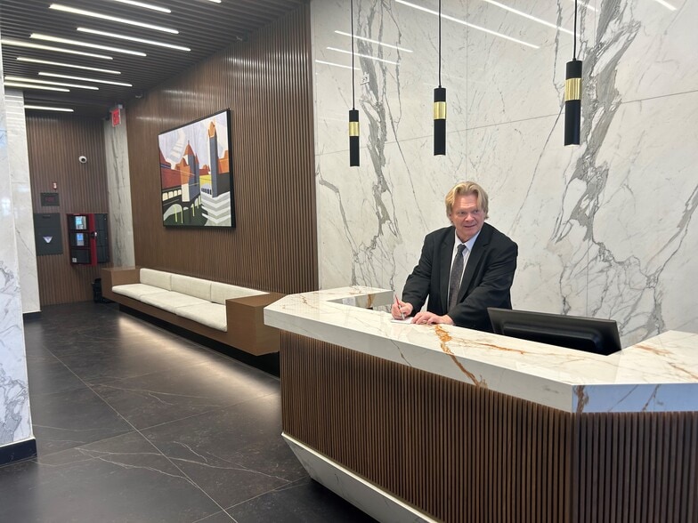 108-18 Queens Blvd, Forest Hills, NY à louer - Photo intérieure – Image 2 sur 14