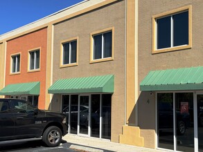 1035 Collier Center Way, Naples, FL à louer Photo de l’immeuble– Image 1 sur 12