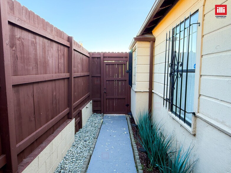 107 W Fairview Blvd, Inglewood, CA à louer - Photo de l’immeuble – Image 3 sur 11