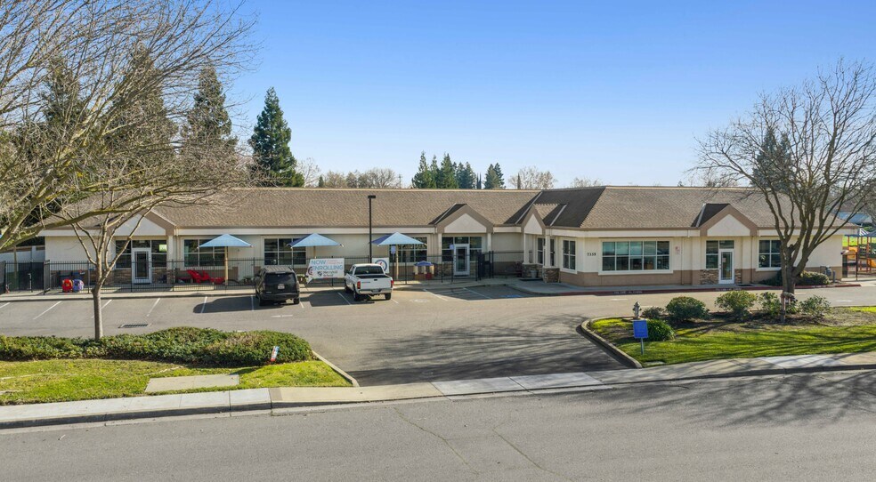 7335 Park City Dr, Sacramento, CA à vendre - Photo de l’immeuble – Image 1 sur 6
