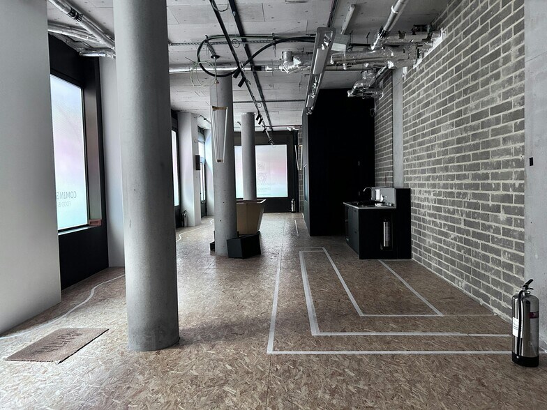 90 Bartholomew Clos, Londres à louer - Photo de l’immeuble – Image 1 sur 6