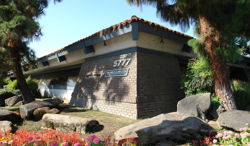 5777 N Fresno St, Fresno, CA à vendre - Photo de l’immeuble – Image 2 sur 4