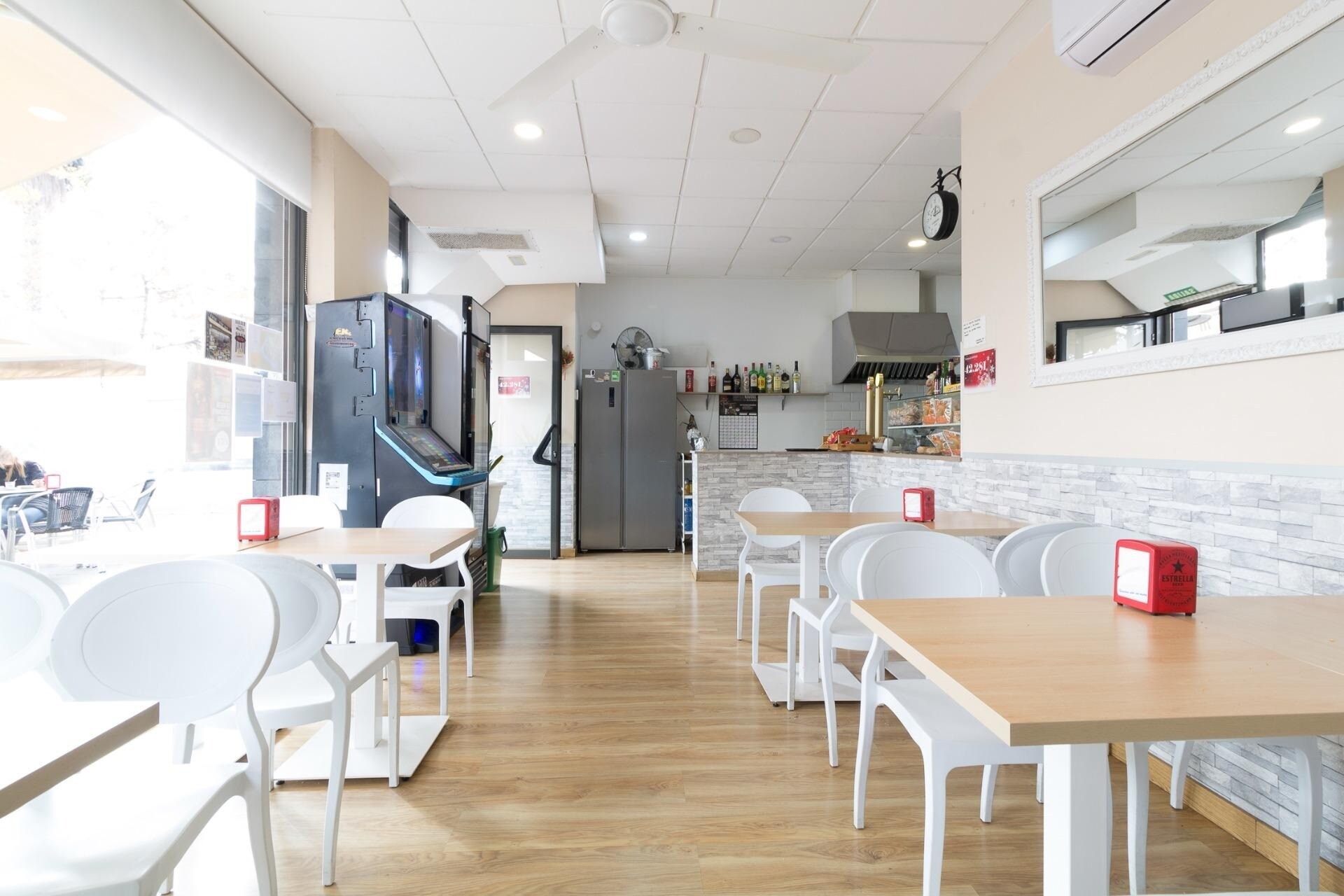 Local commercial dans Viladecans, Barcelona à louer Photo principale– Image 1 sur 2