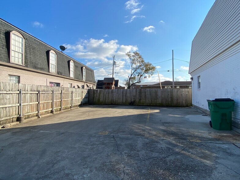 3005 Lake Villa Dr, Metairie, LA à vendre - Photo de l’immeuble – Image 2 sur 23