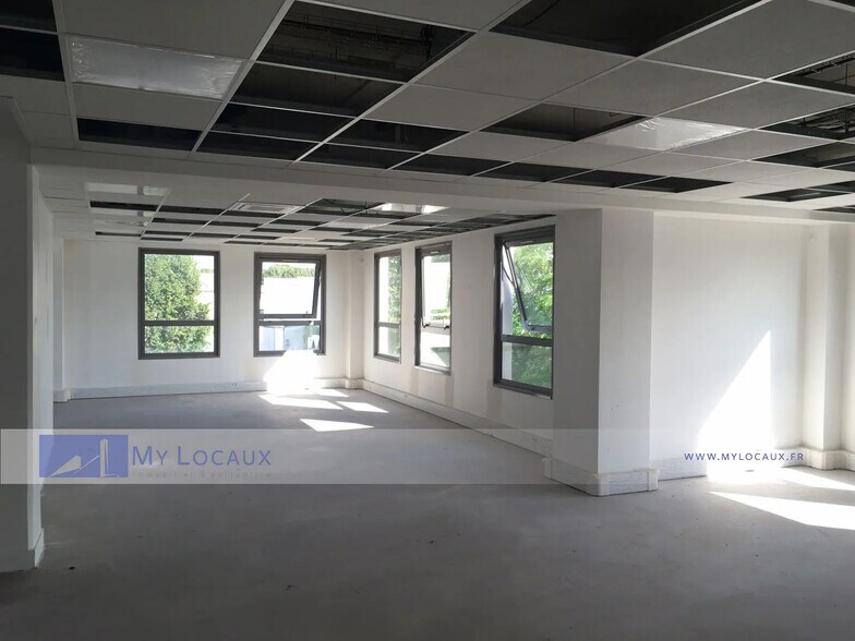 Local d’activités dans Villeneuve-La-Garenne à louer - Photo de l’immeuble – Image 3 sur 4