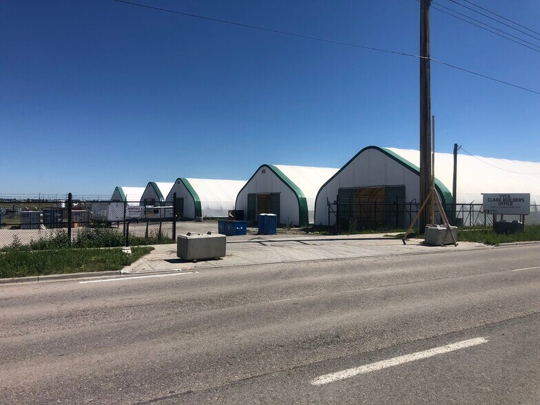 9720 68 St SE, Calgary, AB à louer - Photo de l’immeuble – Image 1 sur 2