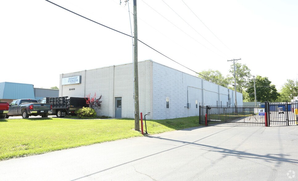 32433 8 Mile Rd, Livonia, MI à louer - Photo de l’immeuble – Image 3 sur 3