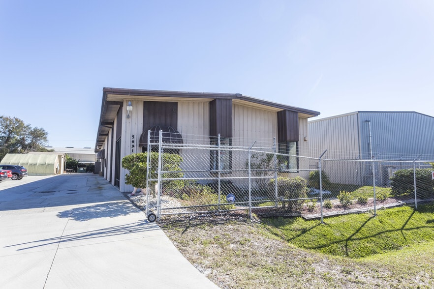 5691 Derek Ave, Sarasota, FL à vendre - Photo de l’immeuble – Image 3 sur 5