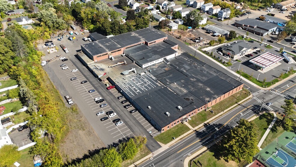 206 Newington Ave, New Britain, CT à louer - Photo de l’immeuble – Image 2 sur 4
