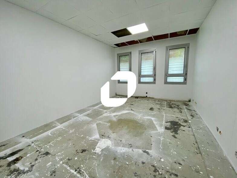 Bureau dans Clichy à louer - Photo de l’immeuble – Image 2 sur 15
