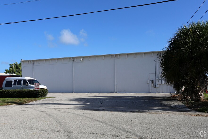 1700 Australian Ave, Riviera Beach, FL à louer - Photo de l’immeuble – Image 2 sur 6