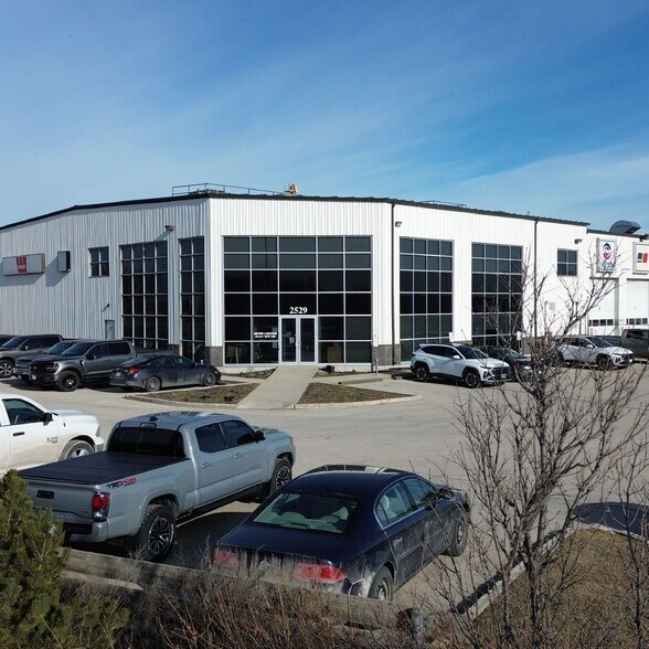 2529 Inkster Blvd, Winnipeg, MB à louer - Photo de l’immeuble – Image 1 sur 18