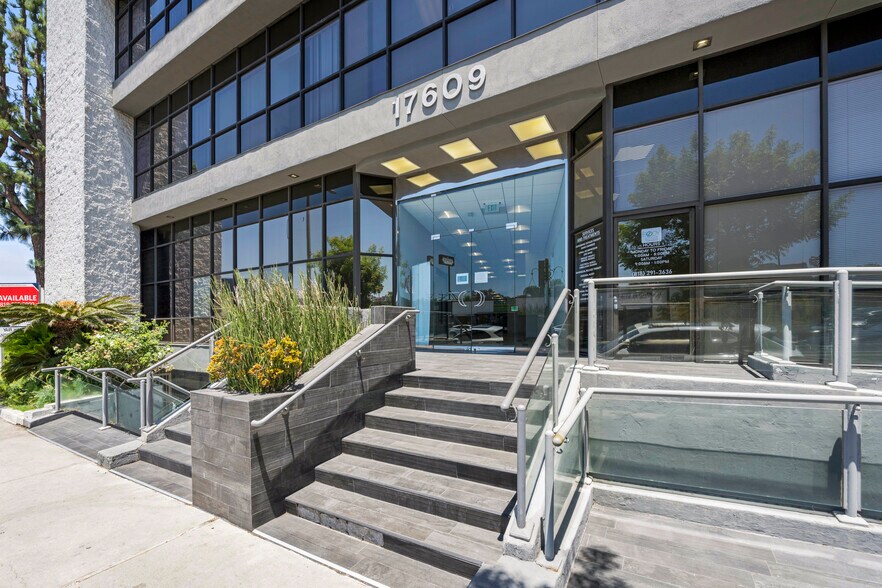 17609 Ventura Blvd, Encino, CA à louer - Photo de l’immeuble – Image 2 sur 8