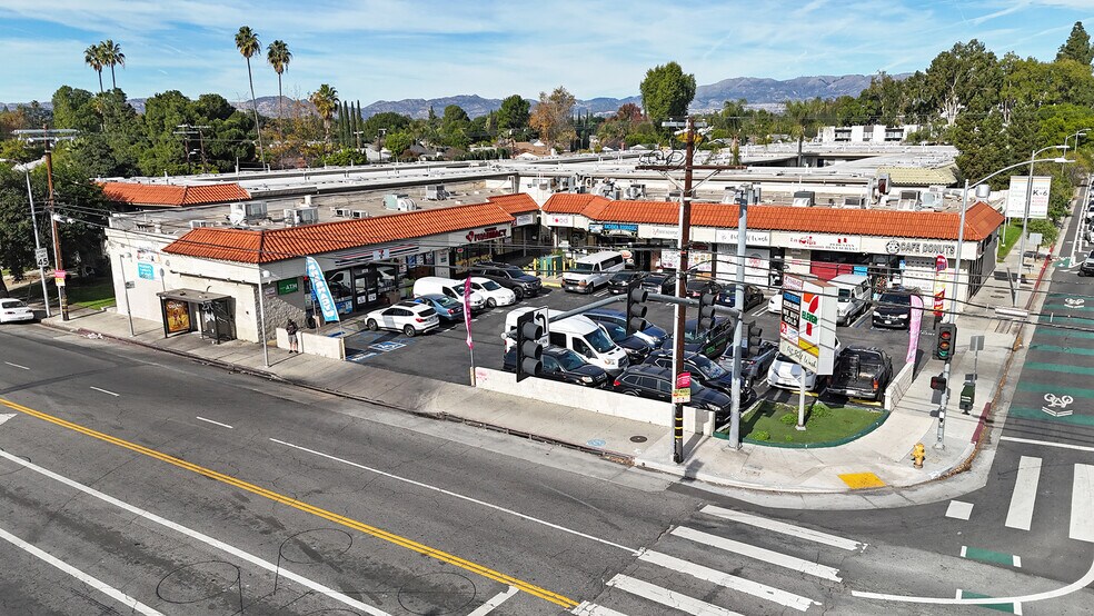 18501 Victory Blvd, Reseda, CA à louer - Photo de l’immeuble – Image 3 sur 8
