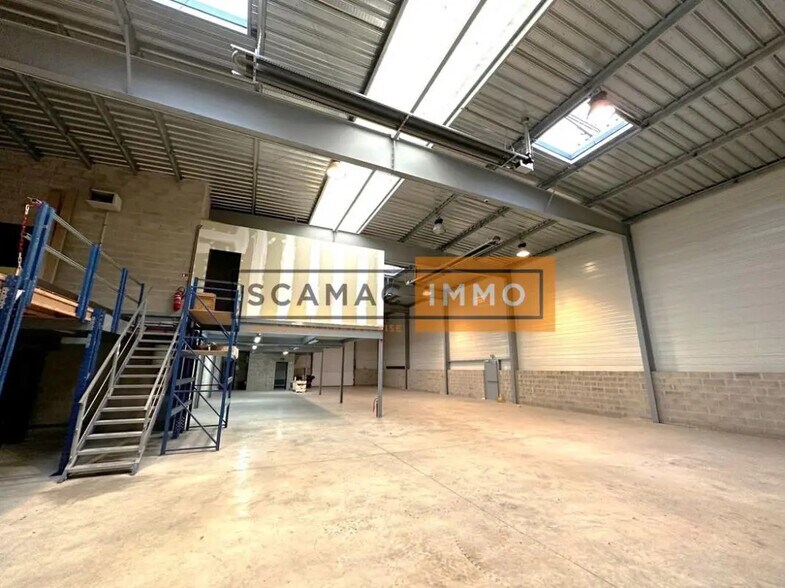 Local d'activités dans Fontenay-Trésigny à vendre - Photo de l’immeuble – Image 2 sur 11