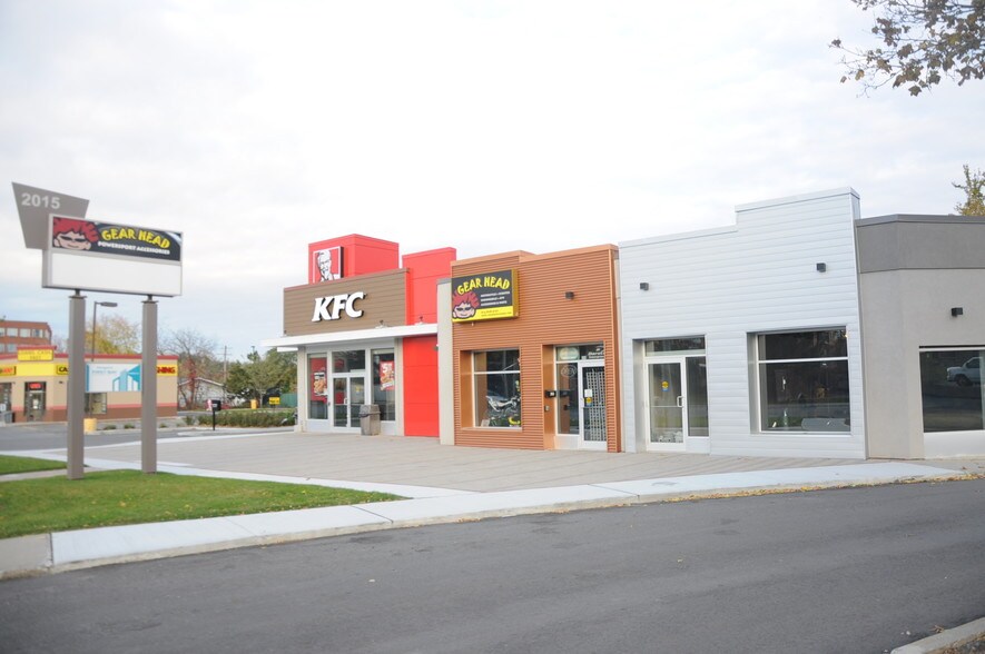 2015 Robertson Rd, Ottawa, ON à louer - Photo de l’immeuble – Image 2 sur 5