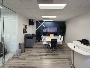 21900 Burbank, Woodland Hills, CA à louer Photo intérieure– Image 2 sur 14