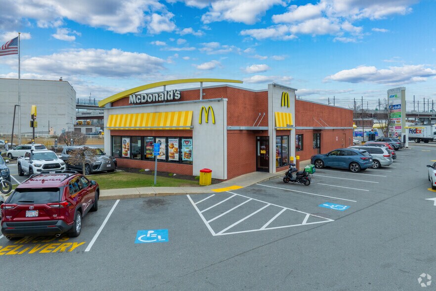14-22 McGrath Hwy, Somerville, MA à louer - Photo de l’immeuble – Image 3 sur 5