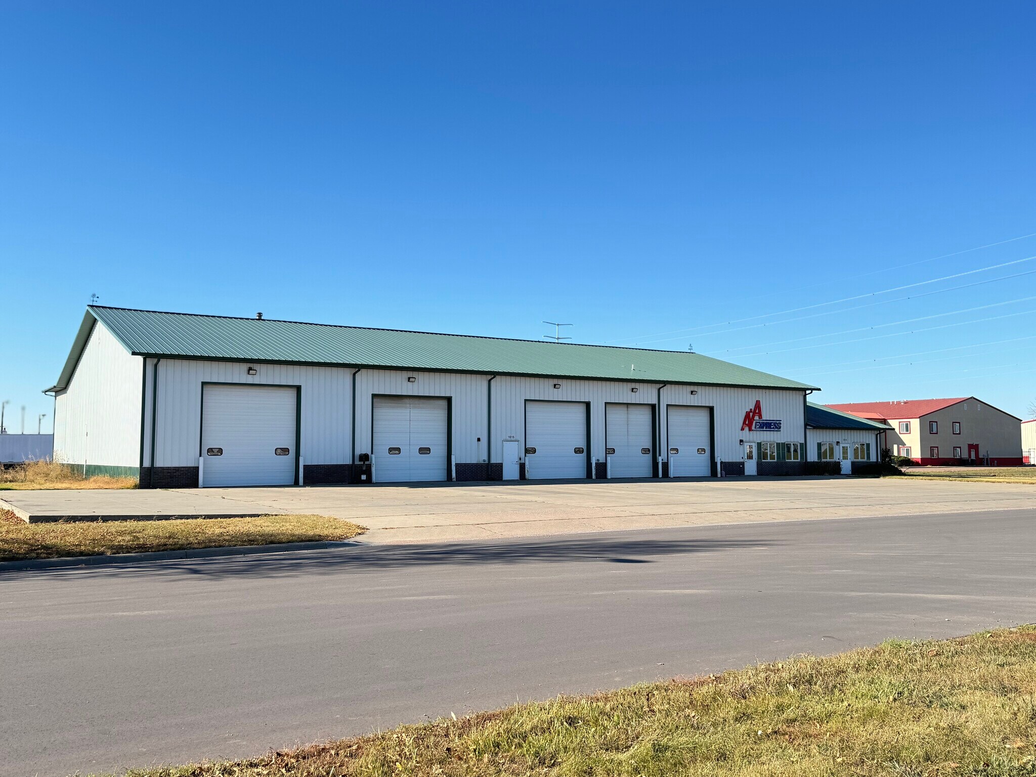 1015 N 9th Ave, Brandon, SD à louer Photo de l’immeuble– Image 1 sur 27