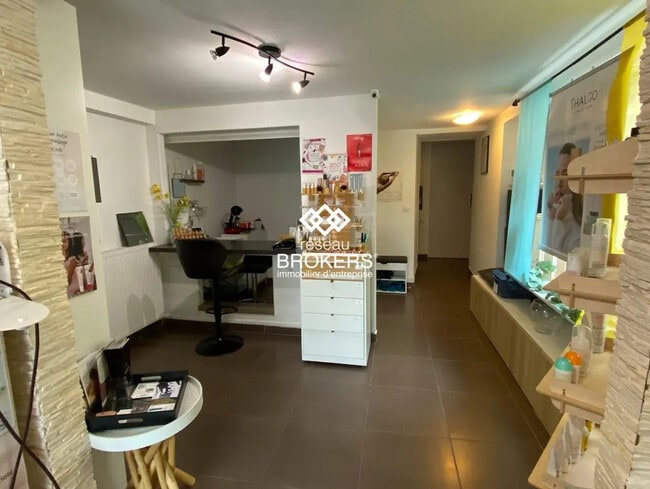 Plus de détails pour Local commercial à vendre