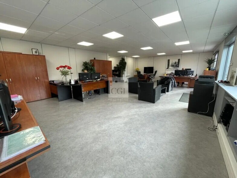 Bureau dans Coublevie à louer - Photo de l’immeuble – Image 2 sur 4