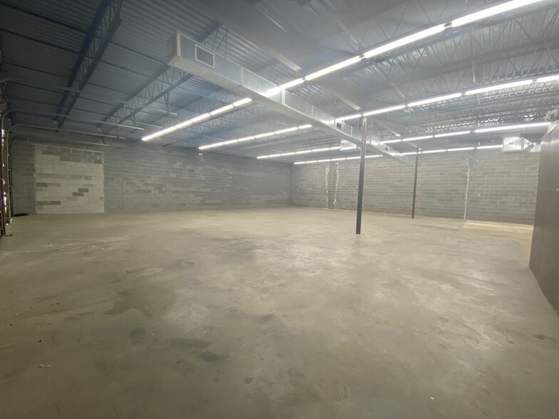 540-570 Griffith Rd, Charlotte, NC à louer - Photo de l’immeuble – Image 3 sur 16