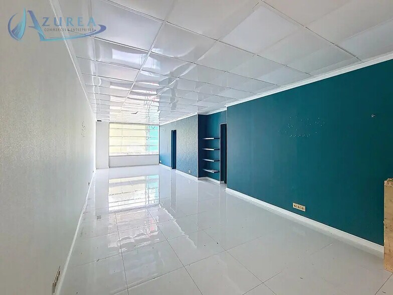 Local commercial dans Cagnes-sur-Mer à louer - Photo de l’immeuble – Image 2 sur 5