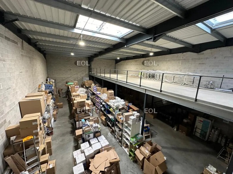 Local d'activités dans Meyreuil à vendre - Photo de l’immeuble – Image 3 sur 7