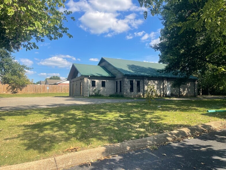 84 W University Pky, Jackson, TN à vendre - Photo principale – Image 1 sur 22