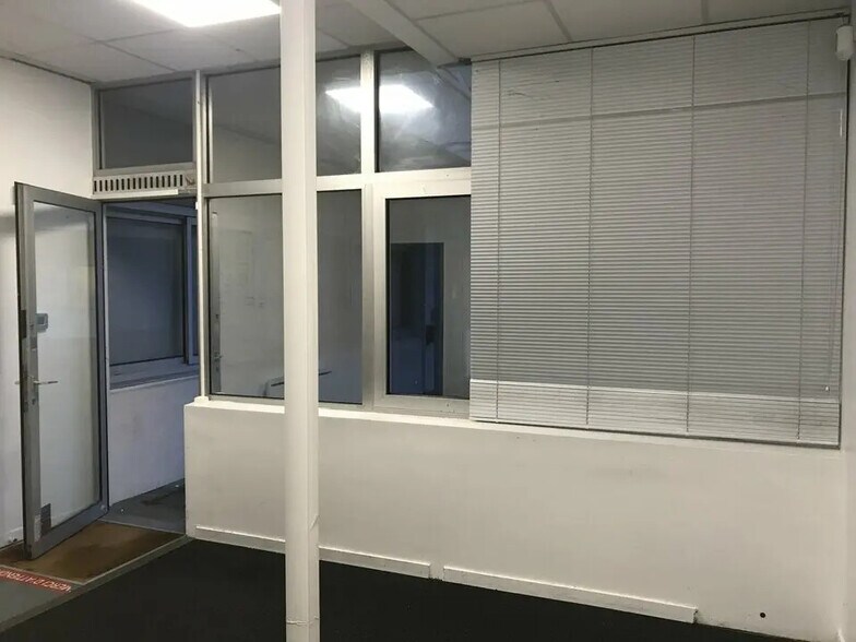 Local d'activités dans Vincennes à vendre - Photo de l’immeuble – Image 3 sur 7