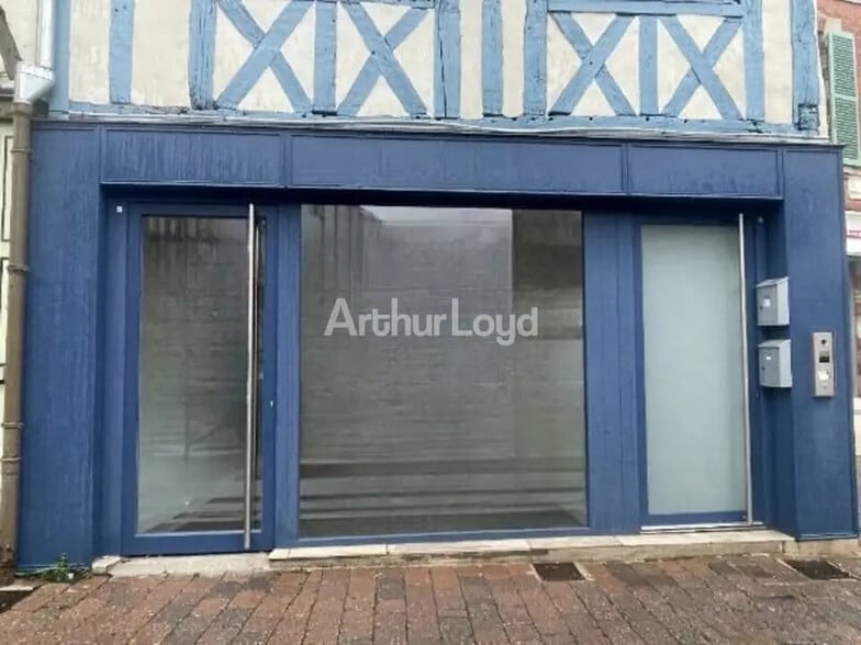 Local commercial dans Châlons-en-Champagne à louer - Photo de l’immeuble – Image 1 sur 5